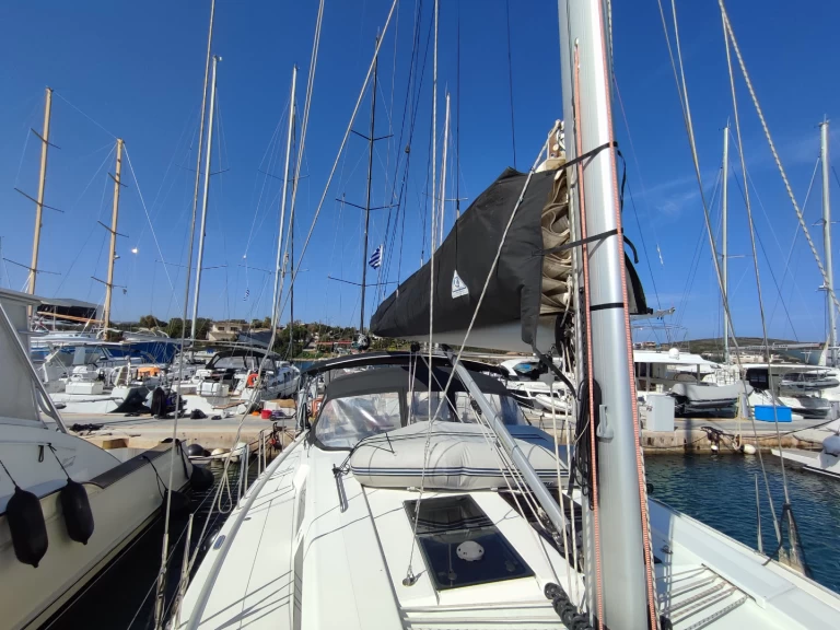 Sailboat to hire Lávrio at the best price