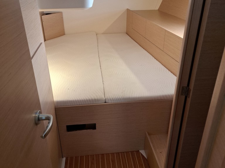 Sailboat to hire Lávrio at the best price