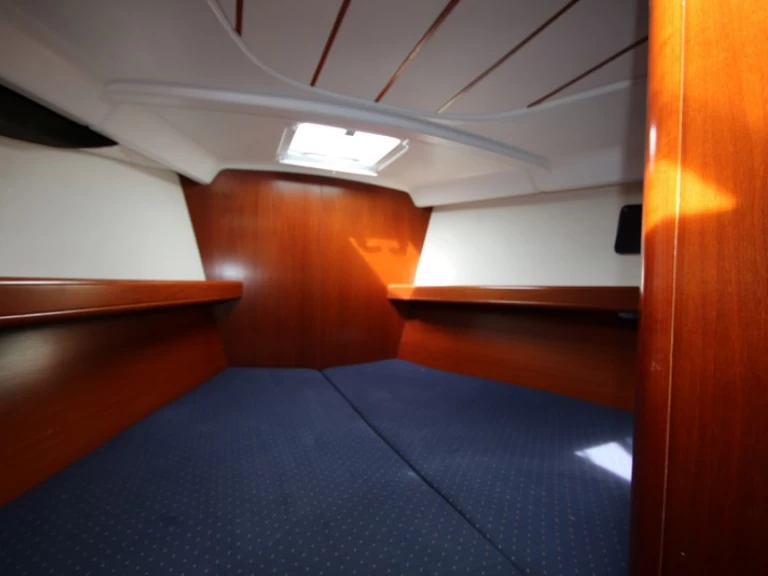 Charter a Bénéteau Beneteau 473 in Talamona on Samboat