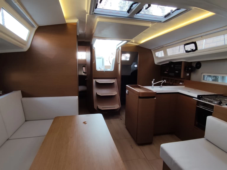 Yacht charter Furnari - Jeanneau Sun Odyssey 410 on SamBoat