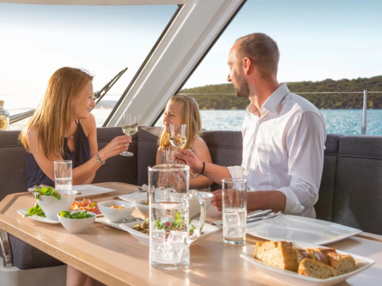 Hire Motorboat Bavaria with a boat licence