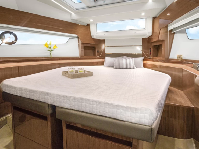 Hire a Sealine Sealine F430 Pula