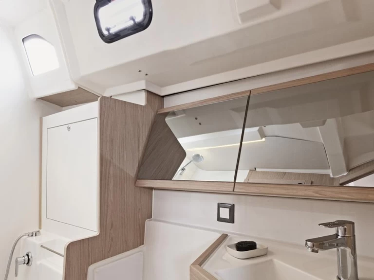 Sailboat to hire Oyster Pond at the best price