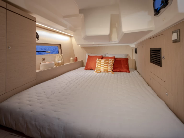 Sailboat to hire Marigot at the best price