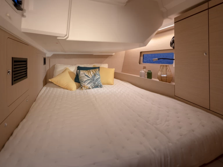 Charter a Bénéteau Oceanis 46.3 in Antigua on Samboat