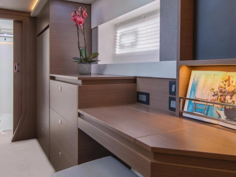 Hire Catamaran Leopard with a boat licence
