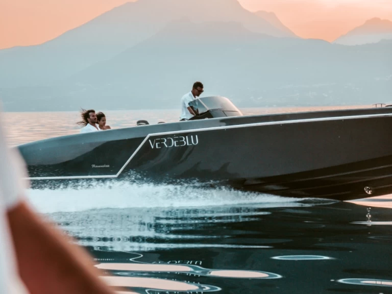 Hire Motorboat Frauscher with a boat licence