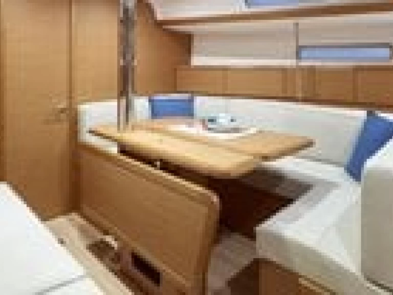 Hire Sailboat Jeanneau with a boat licence