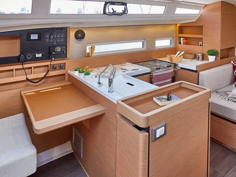 Hire Sailboat with or without skipper Jeanneau Lefkáda