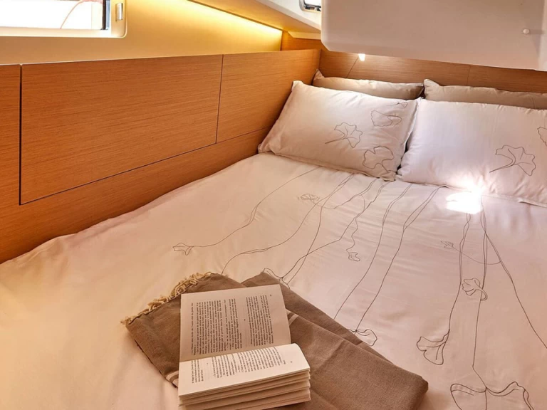 Hire Sailboat Jeanneau with a boat licence