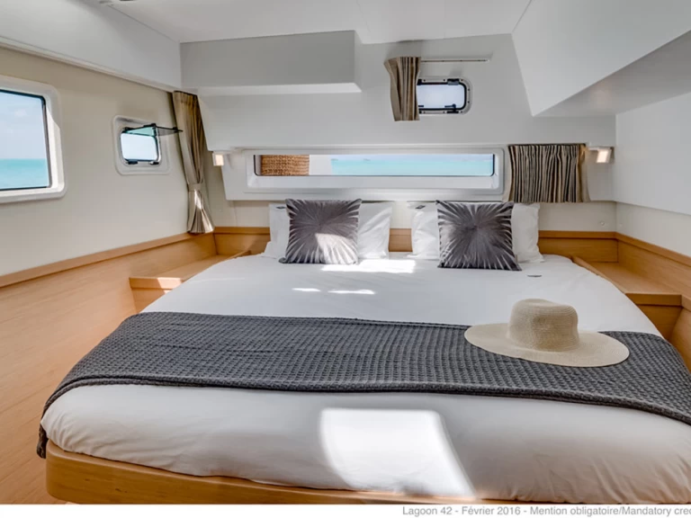 Hire Catamaran Lagoon with a boat licence