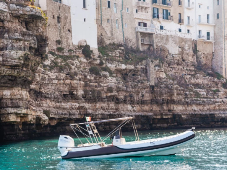 Hire Motorboat  with a boat licence