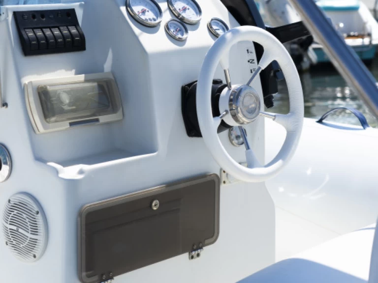 Charter a  Motorboat 6 in Torre Canne on Samboat