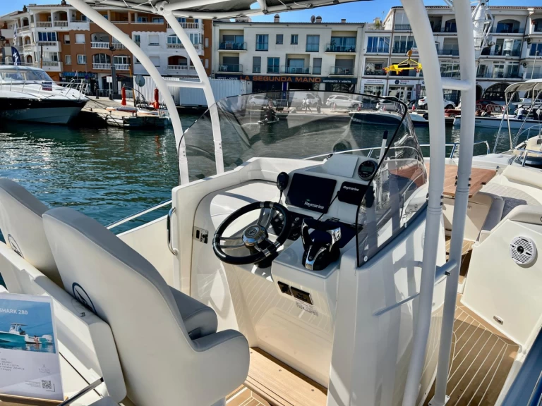 Hire Motorboat White Shark with a boat licence