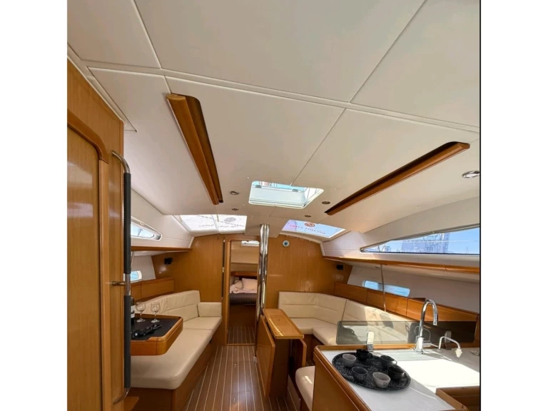 Hire a Jeanneau Sun Odyssey 42 DS Volos