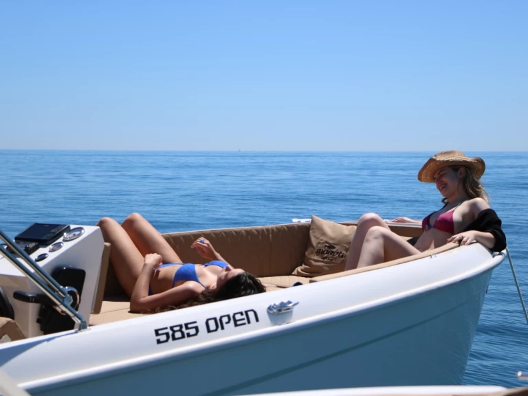 Hire Motorboat Darekco Mareti with a boat licence