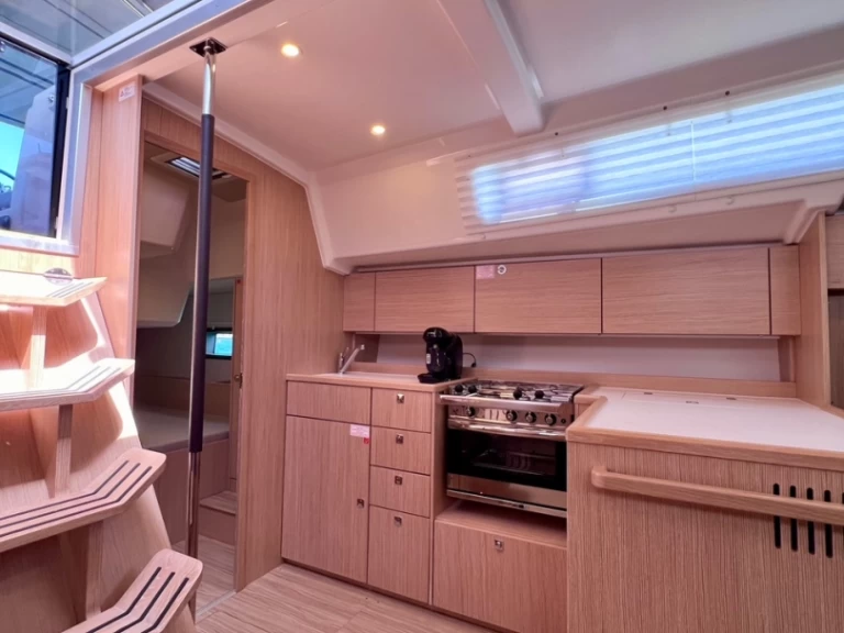 Hire a Bavaria Bavaria C42 Lefkáda