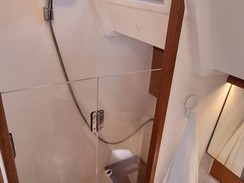 Sailboat to hire Nikiána at the best price