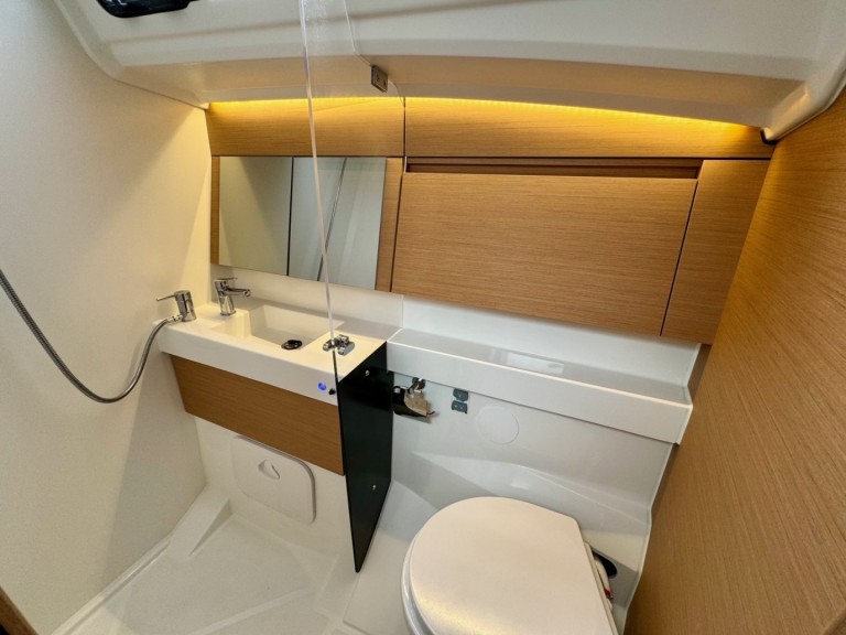 Jeanneau Sun Odyssey 410 charter bareboat or skippered in  Lefkáda