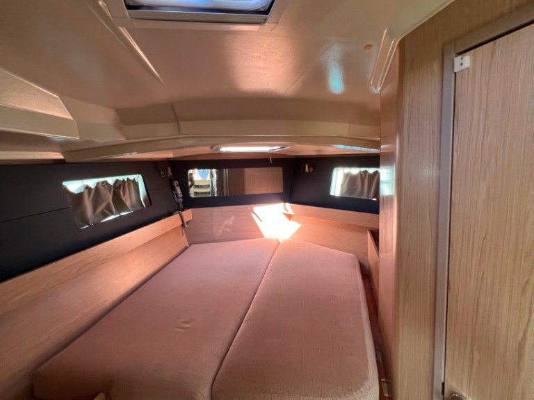 Bénéteau Oceanis 41.1 charter bareboat or skippered in  Lefkáda