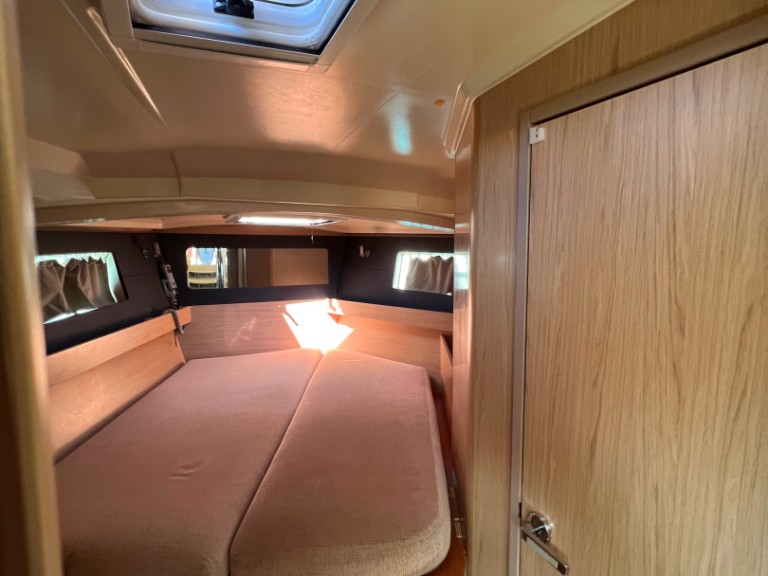 Hire a Bénéteau Oceanis 41.1 Lefkáda