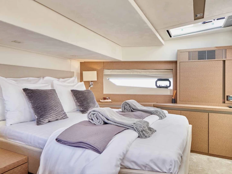 Hire Luxury Yacht Prestige with a boat licence