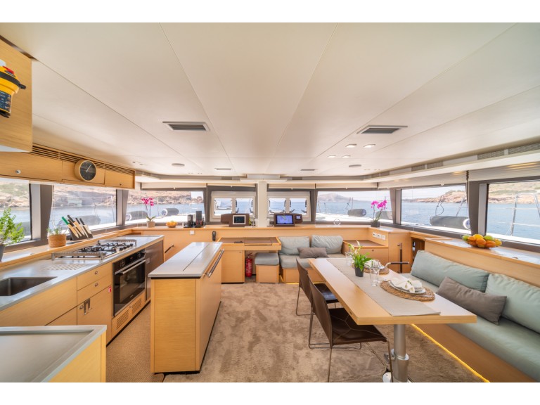 Catamaran to hire Lávrio at the best price