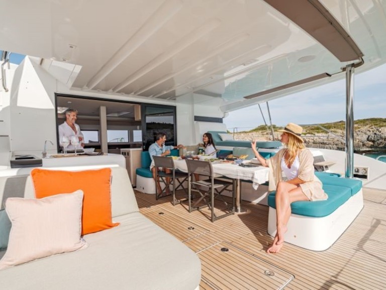 Yacht hire Lávrio cheap Lagoon 55