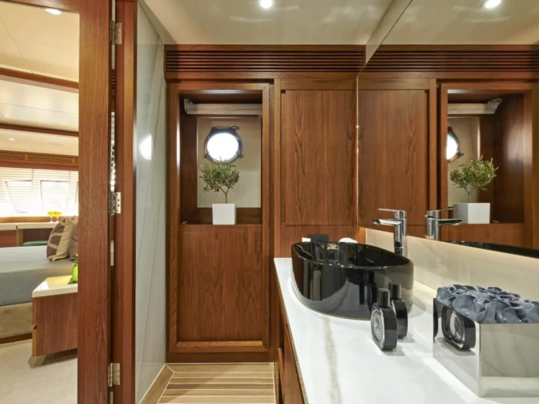 Charter a Azimut Azimut 85F in Gouvia on Samboat