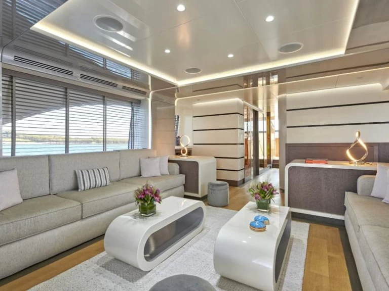 Hire Luxury Yacht Azimut with a boat licence