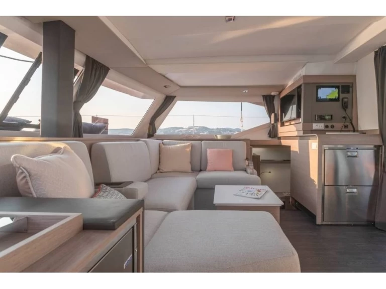 Catamaran hire in Skiathos - Fountaine Pajot Isla 40
