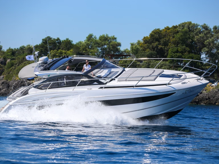 Charter a Princess Princess V40 in Gouvia on Samboat