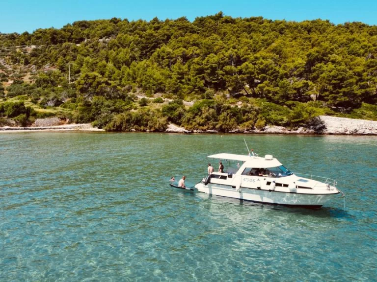 Hire Motorboat Fjord with a boat licence