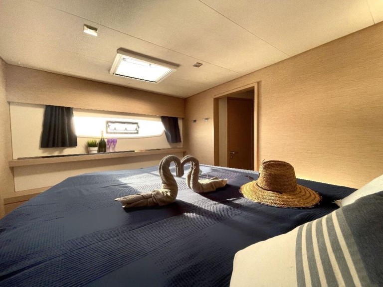 Catamaran to hire Playa de Talamanca at the best price