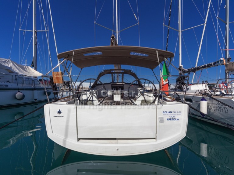 Hire Sailboat Jeanneau with a boat licence