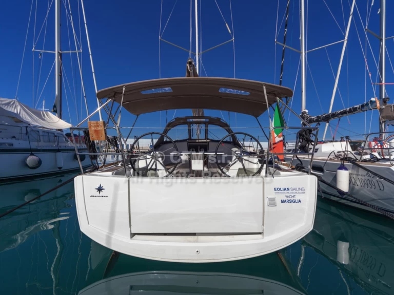Hire Sailboat Jeanneau with a boat licence