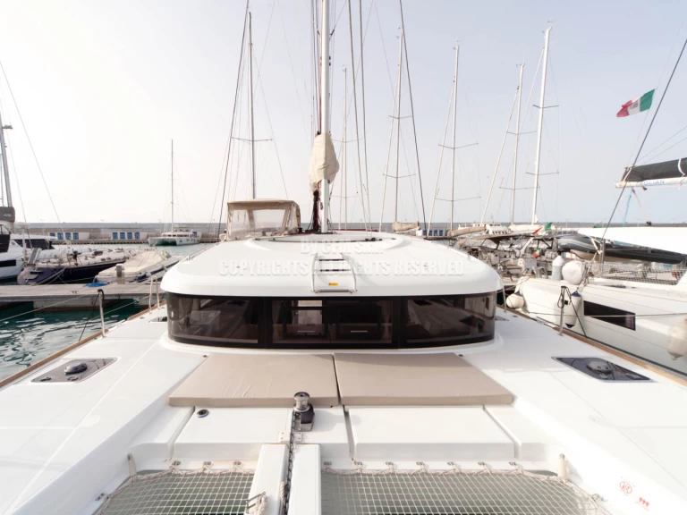 Hire Catamaran Lagoon with a boat licence