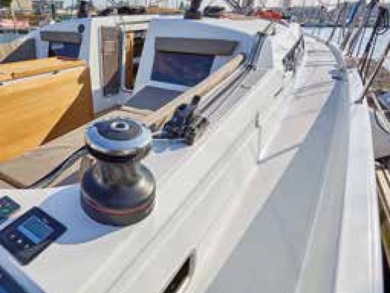 Hire Sailboat Jeanneau with a boat licence