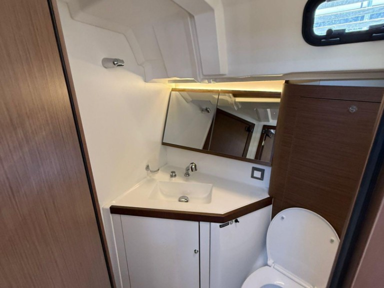 Hire Sailboat with or without skipper Bénéteau Lávrio