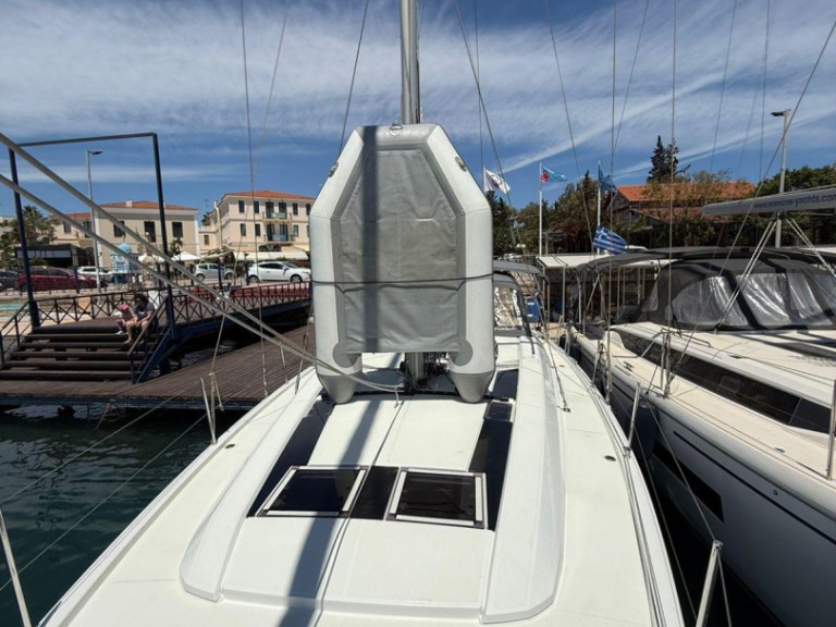 Sailboat to hire Lávrio at the best price