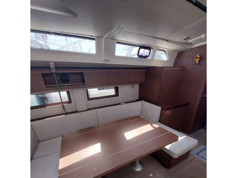 Charter a Bénéteau Oceanis 51.1 in Gouvia on Samboat