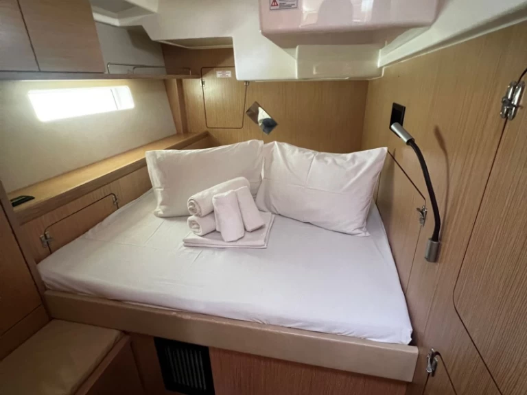 Hire Sailboat Bavaria with a boat licence