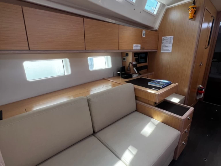 Sailboat to hire Lávrio at the best price