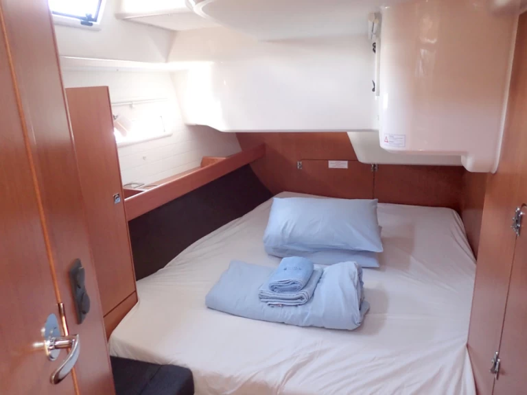 Charter a Bavaria Cruiser 51 in Lávrio on Samboat