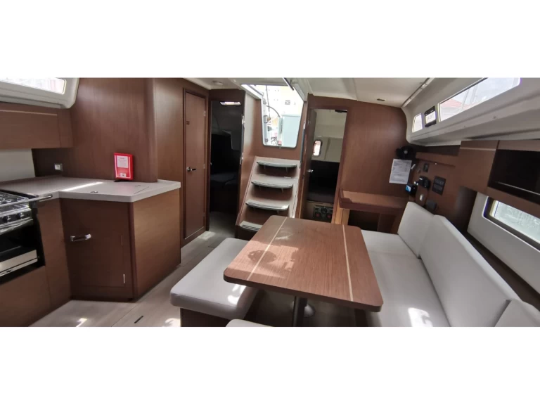 Charter a Bénéteau Oceanis 40.1 in Lávrio on Samboat