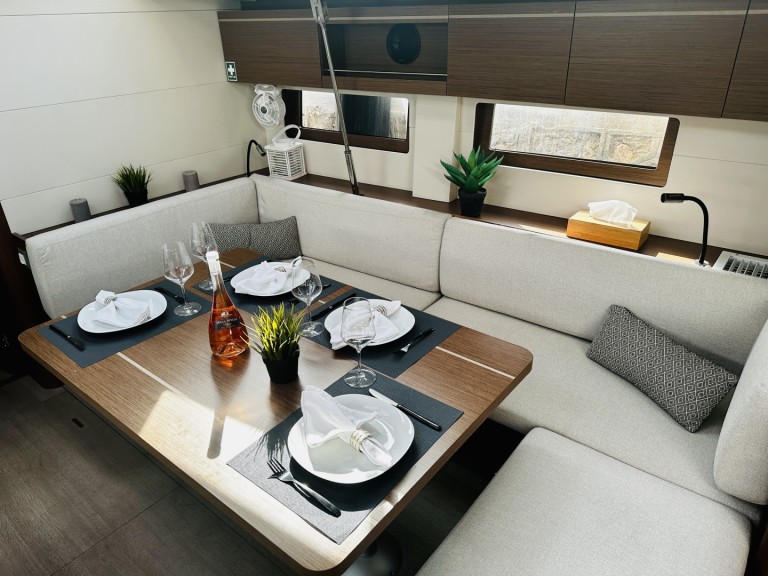 Sailboat to hire Alimos at the best price