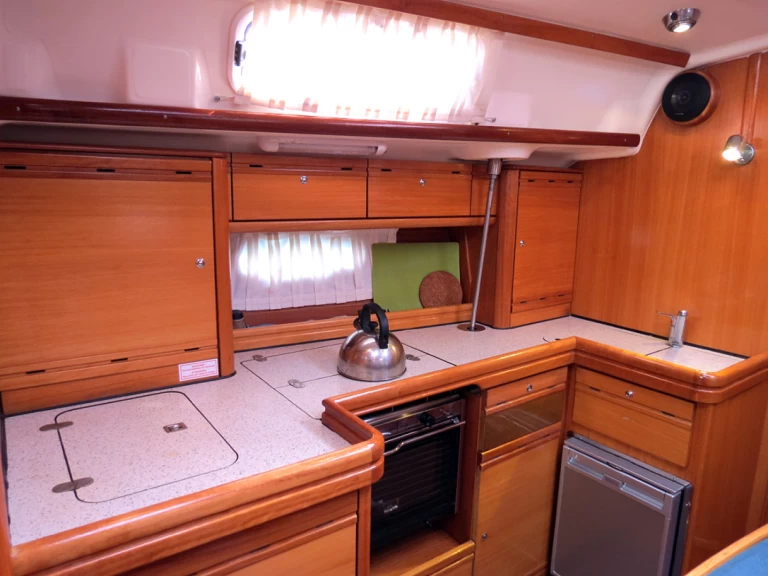 Hire a Bavaria Bavaria 42 Cruiser Lávrio