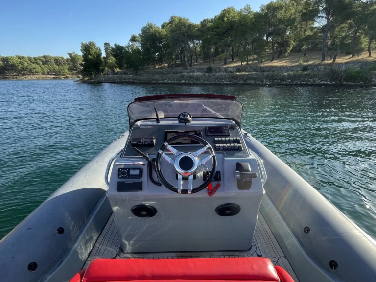 Charter a Lomac Lomac 750 in Šibenik on Samboat