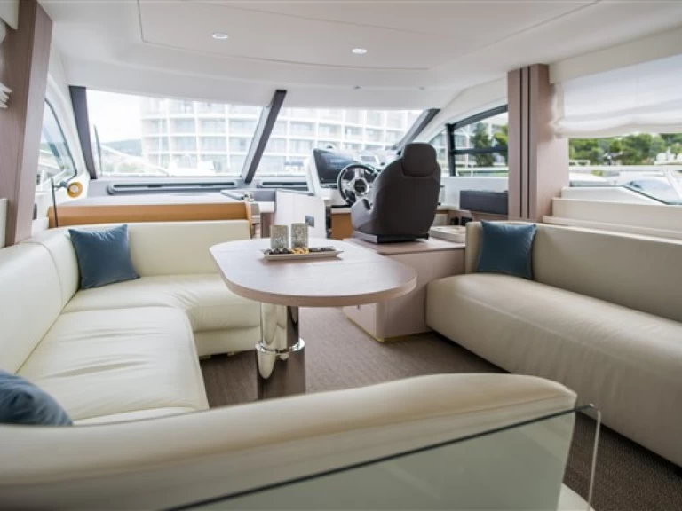 Hire Motorboat Azimut with a boat licence