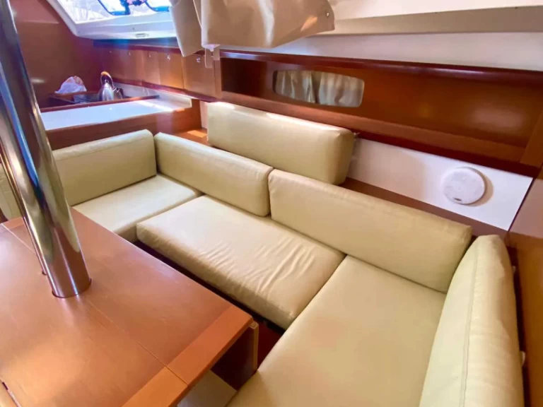 Charter a Bénéteau Oceanis 34 in Marmaris (district) on Samboat